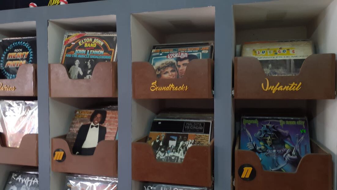 La venta de estos discos perdura a través del tiempo en la tienda Disco Recuerdo. Foto: Regina Arellano