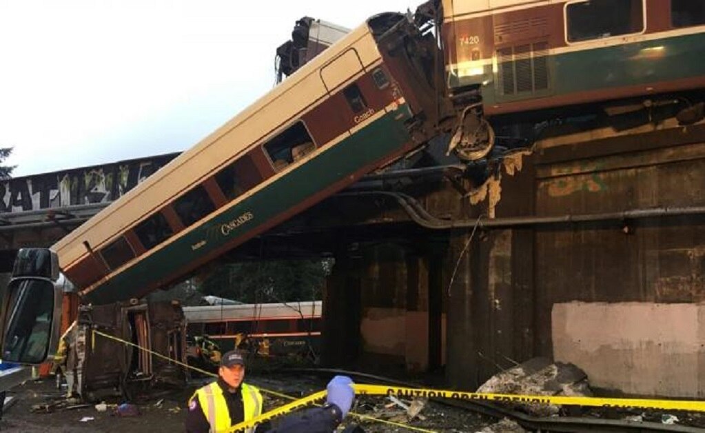 Imagen facilitada por el departamento del Sheriff del condado de Pierce que muestra a un tren Amtrack 501 tras descarrilar y caer sobre la autopista interestatal 5 cerca de Olympia, en el estado de Washington (Foto: EFE)