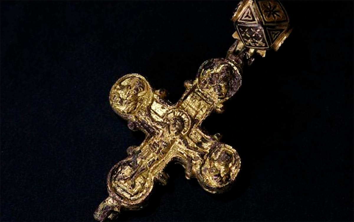 Descubren extraño relicario medieval de oro en Bulgaria