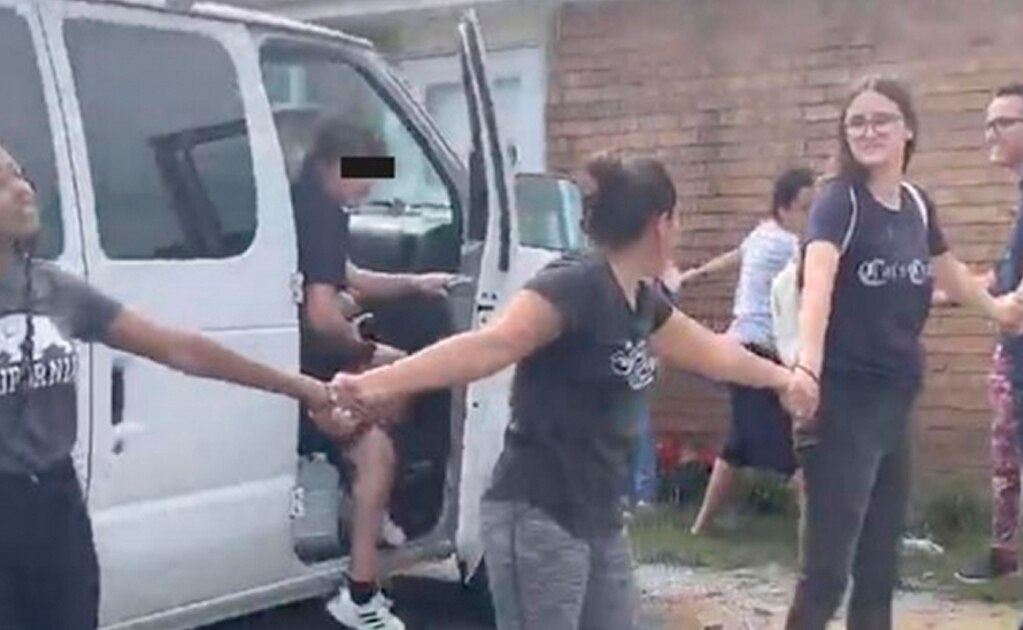 "Cadena humana" de vecinos, protege a familia de agentes migratorios en EU