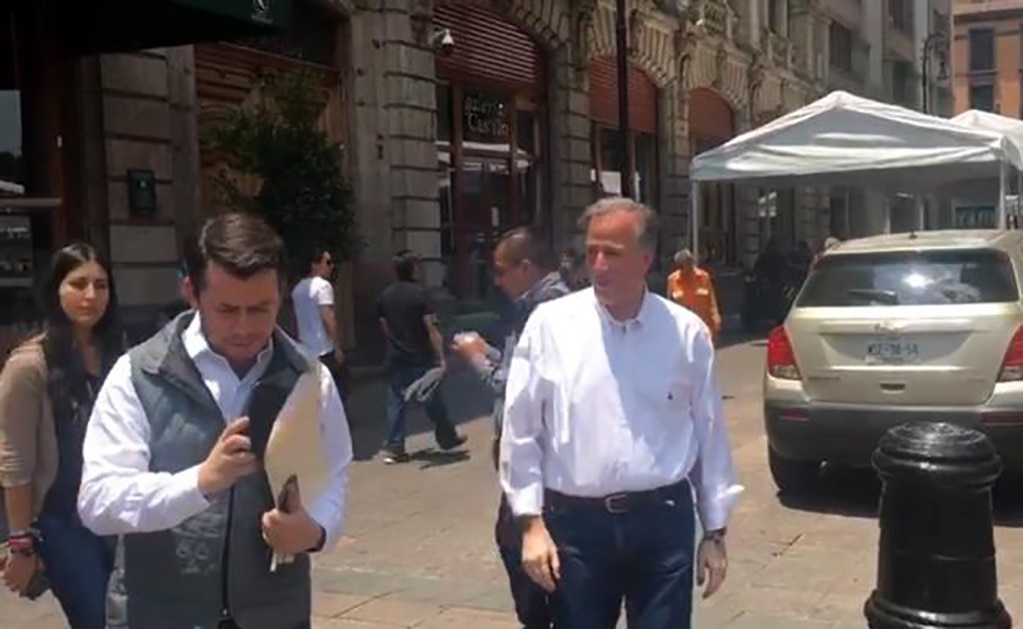 Reciben a Meade con gritos hacia Obrador en el Palacio de Minería