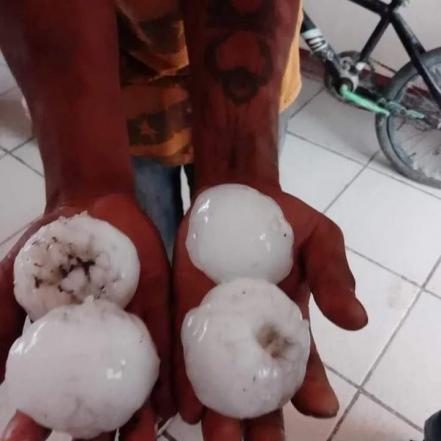 FOTOS. Reportan en redes caída de “mega granizo” en San Luis Potosí