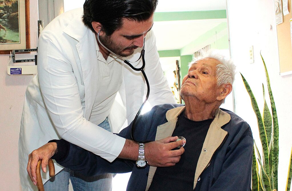 Faltan geriatras para atender a población adulta, señala especialista