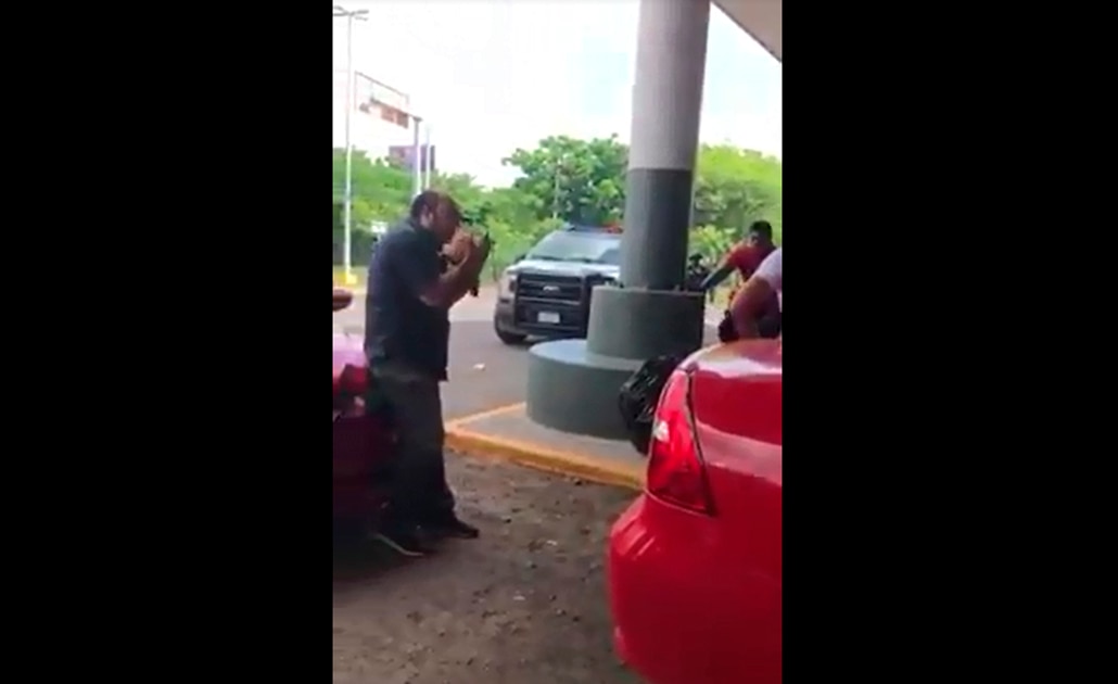 (VIDEO) Por ganar lugar de estacionamiento le clavan desarmador en la cara