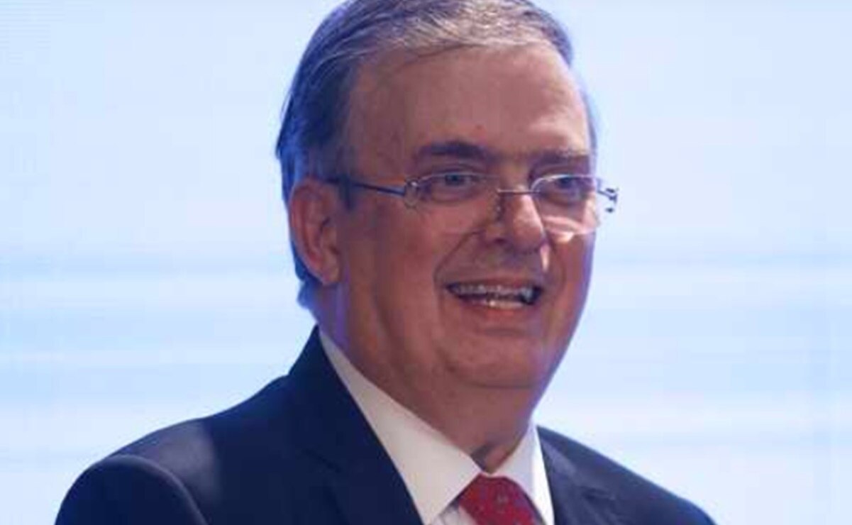 Ebrard se toma "selfie" en el funeral de la Reina Isabel II y lo tunden en redes