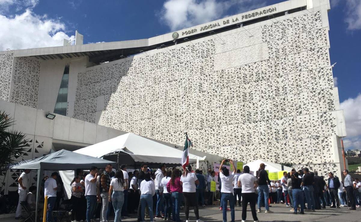 Pese a descuentos salariales, plantón en Poder Judicial de la Federación de SLP seguirá una semana más