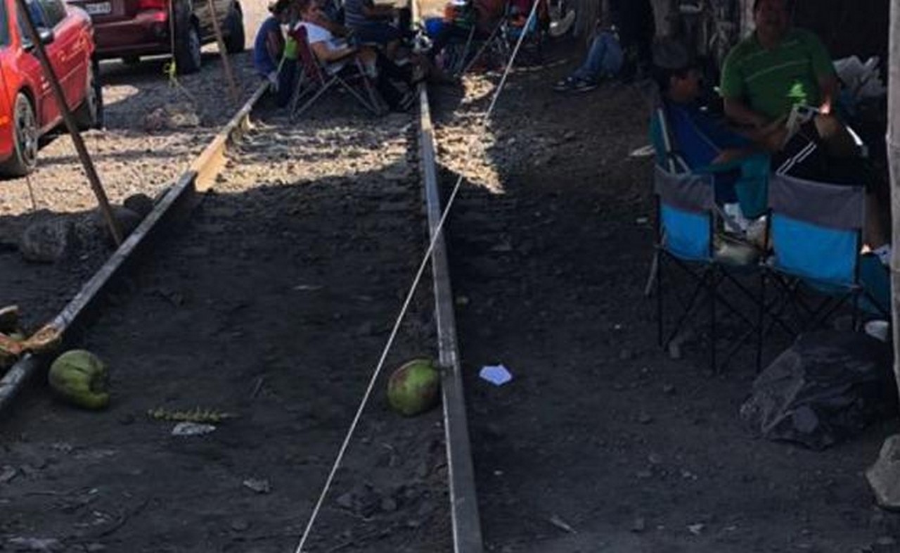  CNTE bloquea vías de tren en Michoacán