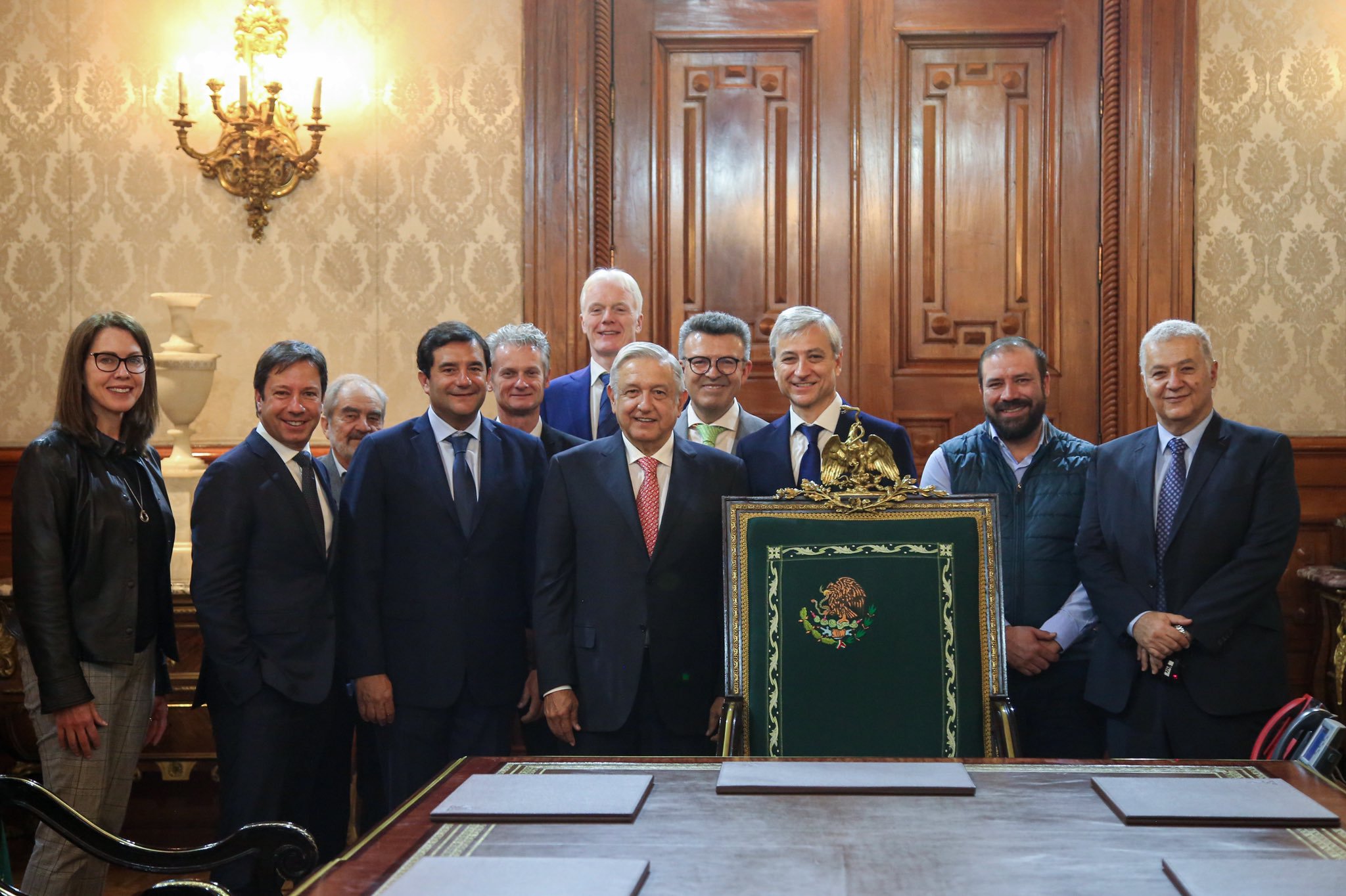 Amarra AMLO inversión de Microsoft contra corrupción