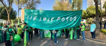 "Andrés, amigo, el pollo está contigo". SLP va con bloque "verde" a marcha de apoyo a AMLO en CDMX