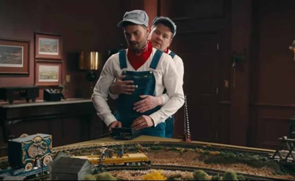 Jamie Dorman y James Corden parodian "Cincuenta Sombras"