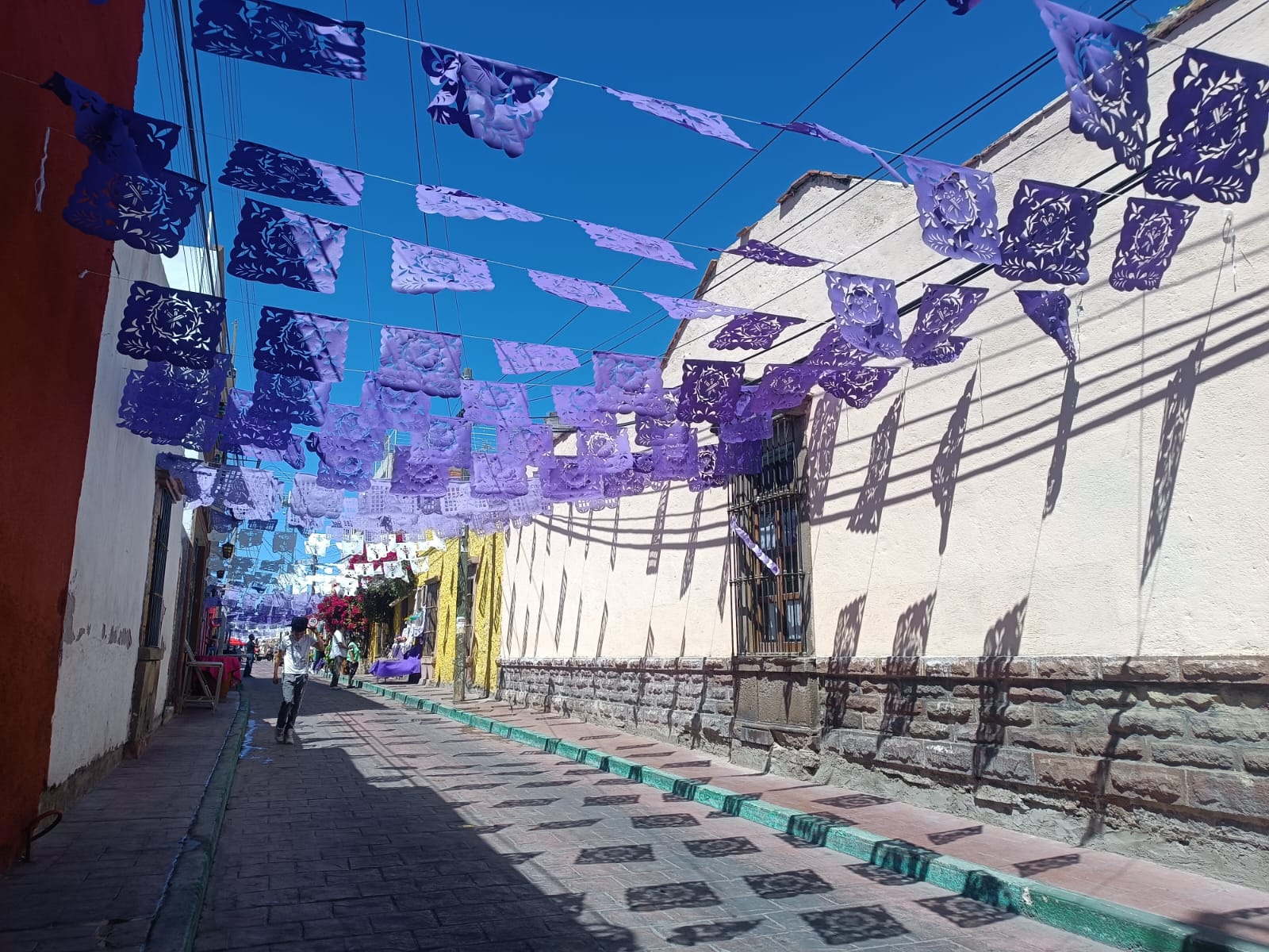 El callejón del Buche se viste de morado por los altares de Dolores del Viernes Santo
