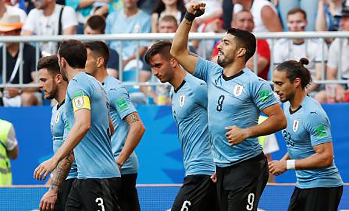 Uruguay golea a Rusia y es líder del Grupo A