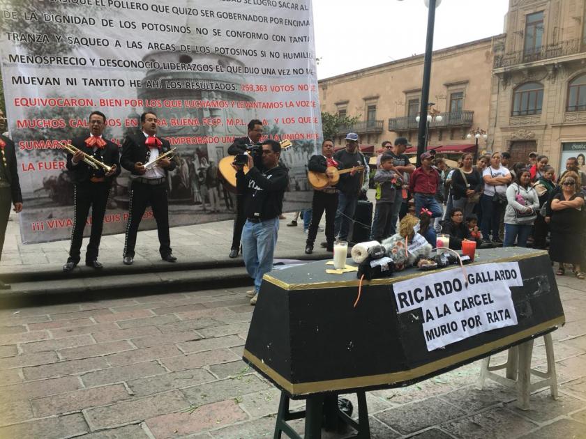 "Ojalá y no vuelva nunca" gritaron opositores del gallardismo