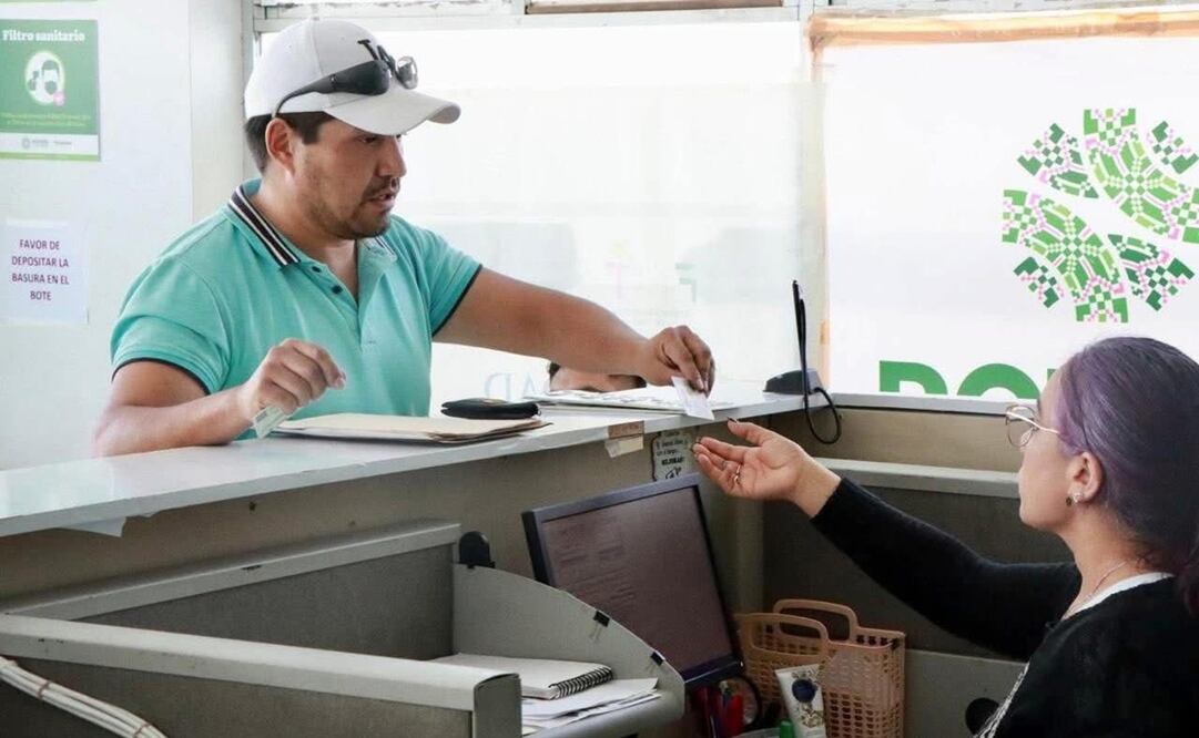 Contribuyentes en la Secretaría de Finanzas de SLP. Foto: Especial