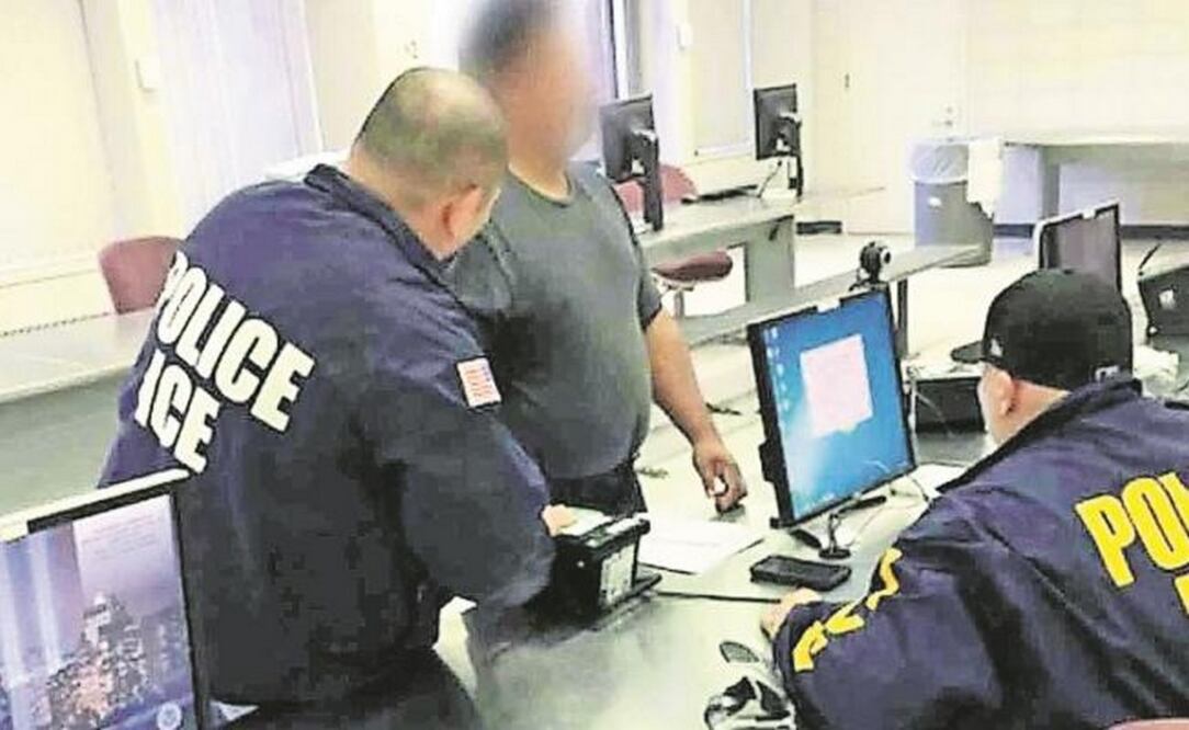 Agentes del Servicio de Inmigración (ICE) toman los datos de migrantes detenidos. (CORTESÍA DE UNIVISION)