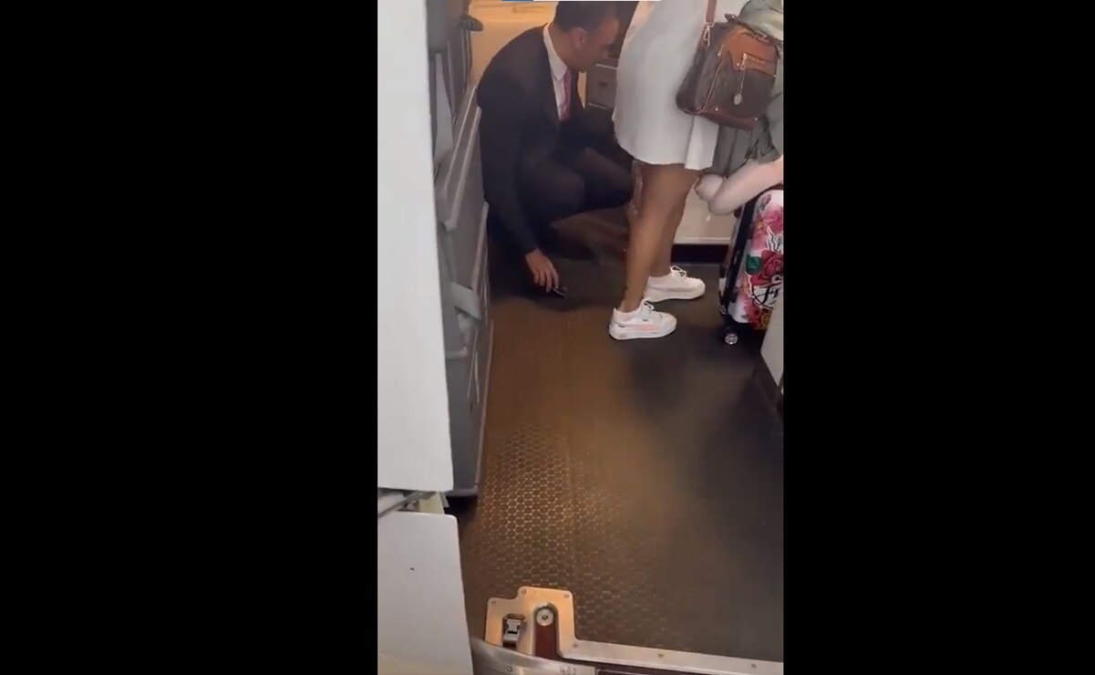 Sobrecargo de Aeroméxico graba debajo de la falda de pasajera