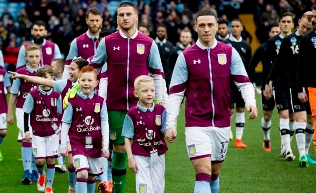 Niños pagan para acompañar a jugadores en la Premier League