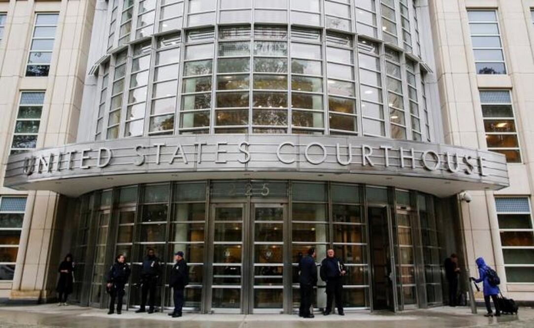 Varios policías montan guardia en el exterior de una corte federal de Nueva York en Brooklyn, Nueva York (Estados Unidos) (Foto: EFE)
