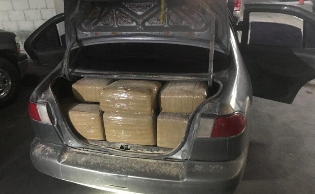Aseguran auto con 104 kilogramos de marihuana en bulevar Manuel Gómez Morín