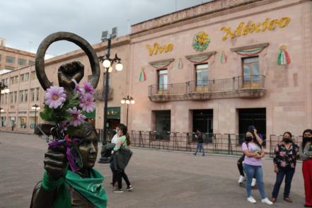Graban nombre de Fer Morán, asesinada por su exnovio, en memorial de Plaza de Armas