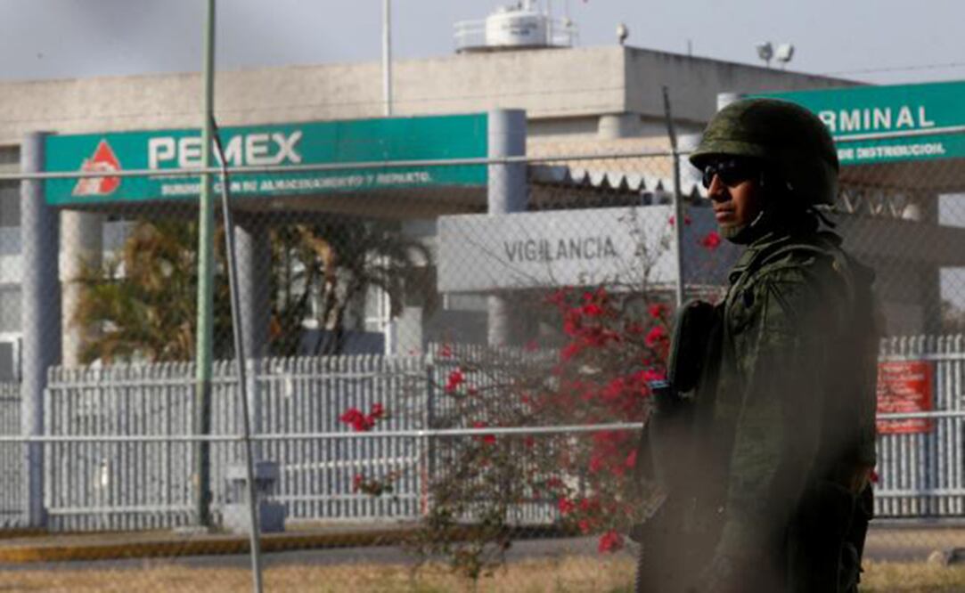 Militares resguardan los centros de distribución de combustibles de Pemex (EFE)