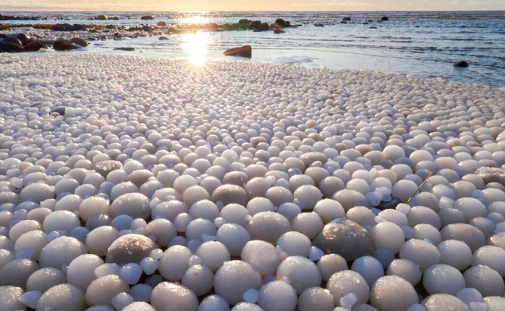 A qué se debe el extraño fenómeno de los "huevos de hielo" que cubrieron una playa en Finlandia