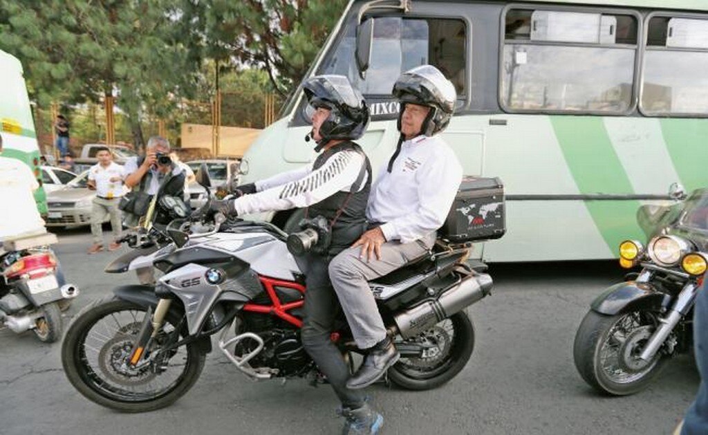 Andrés Manuel López Obrador sorteó el tráfico capitalino con un viaje en motocicleta, que realizó de la delegación Cuajimalpa a Álvaro Obregón, para llegar a su último mitin en el día (VALENTE ROSAS. EL UNIVERSAL)