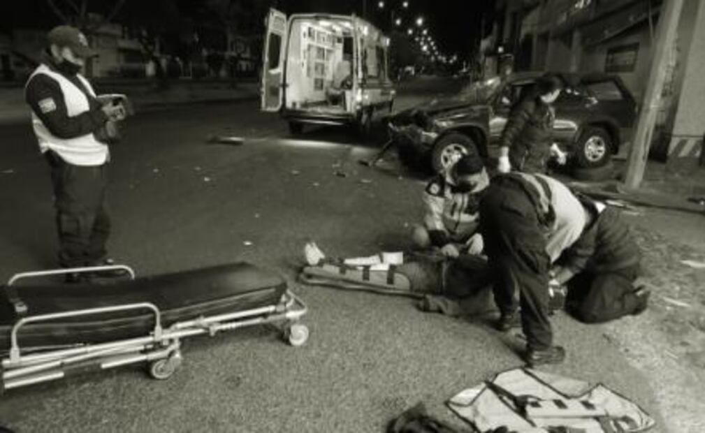 Video del momento en que joven sale disparado tras volcar camioneta en Michoacán