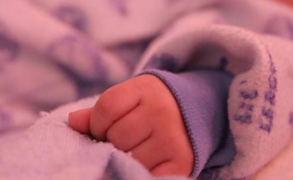 Padre en Culiacán avienta a su bebé a la cama y la mata