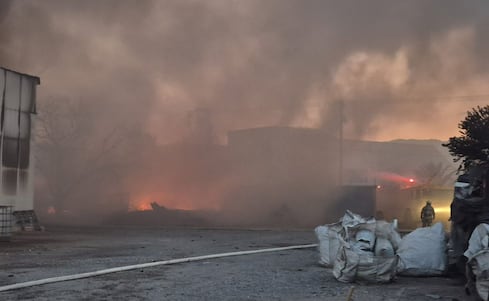 Fuerte incendio consumió nave con baterías de ion litio en la Zona Industrial de SLP