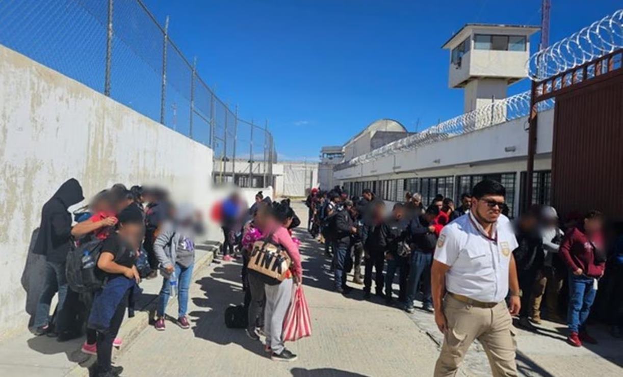 Por gritos de auxilio, rescatan a 123 migrantes encerrados en caja de tráiler en SLP