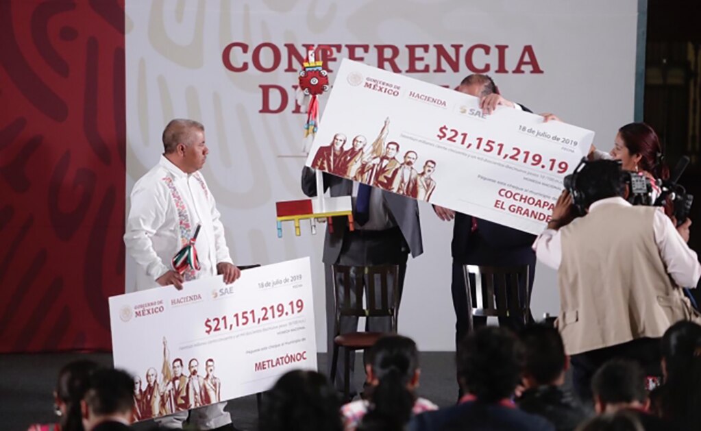 Entrega AMLO 42 mdp de subastas a municipios de la montaña de Guerrero