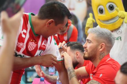 Jugadores de Necaxa conviven con afición en firma de autógrafos 