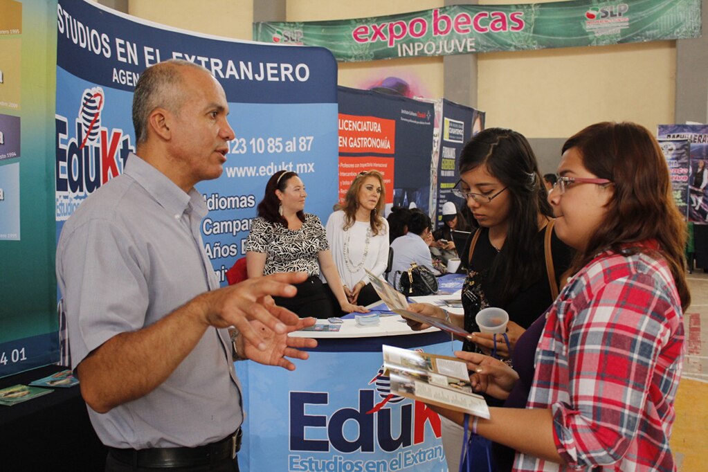 Otorgan más de mil becas educativas a jóvenes
