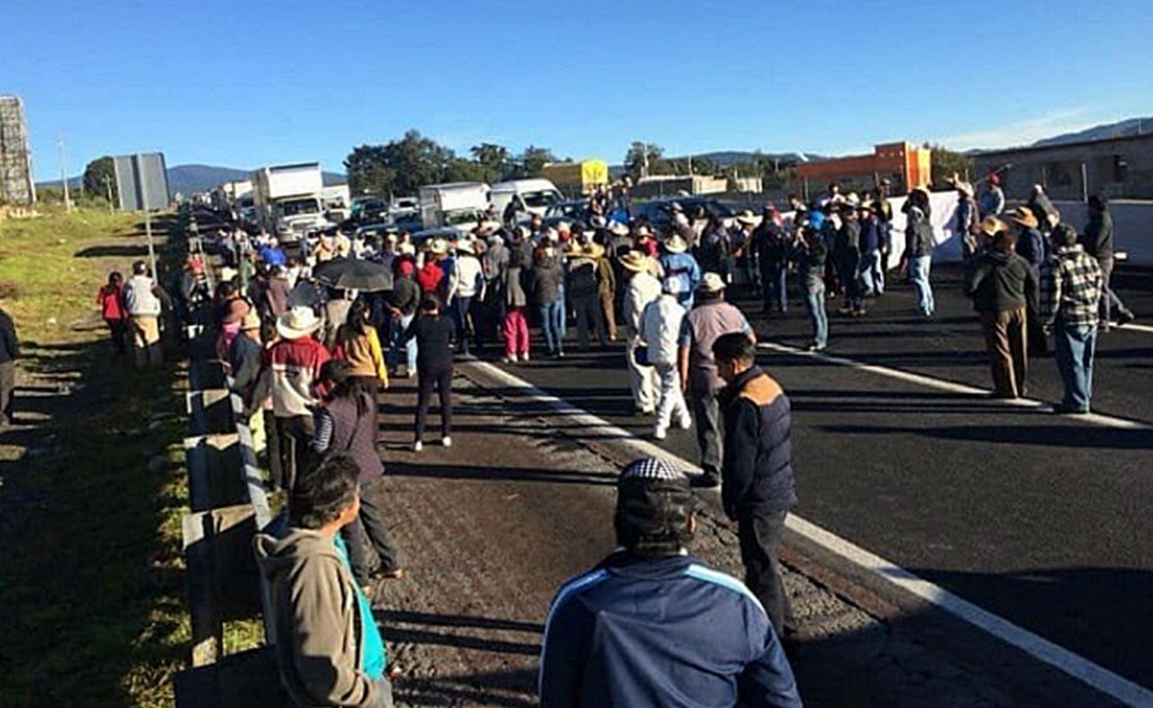 Bloquean Circuito Exterior Mexiquense en Ixtapaluca y amagan con quemar autos varados