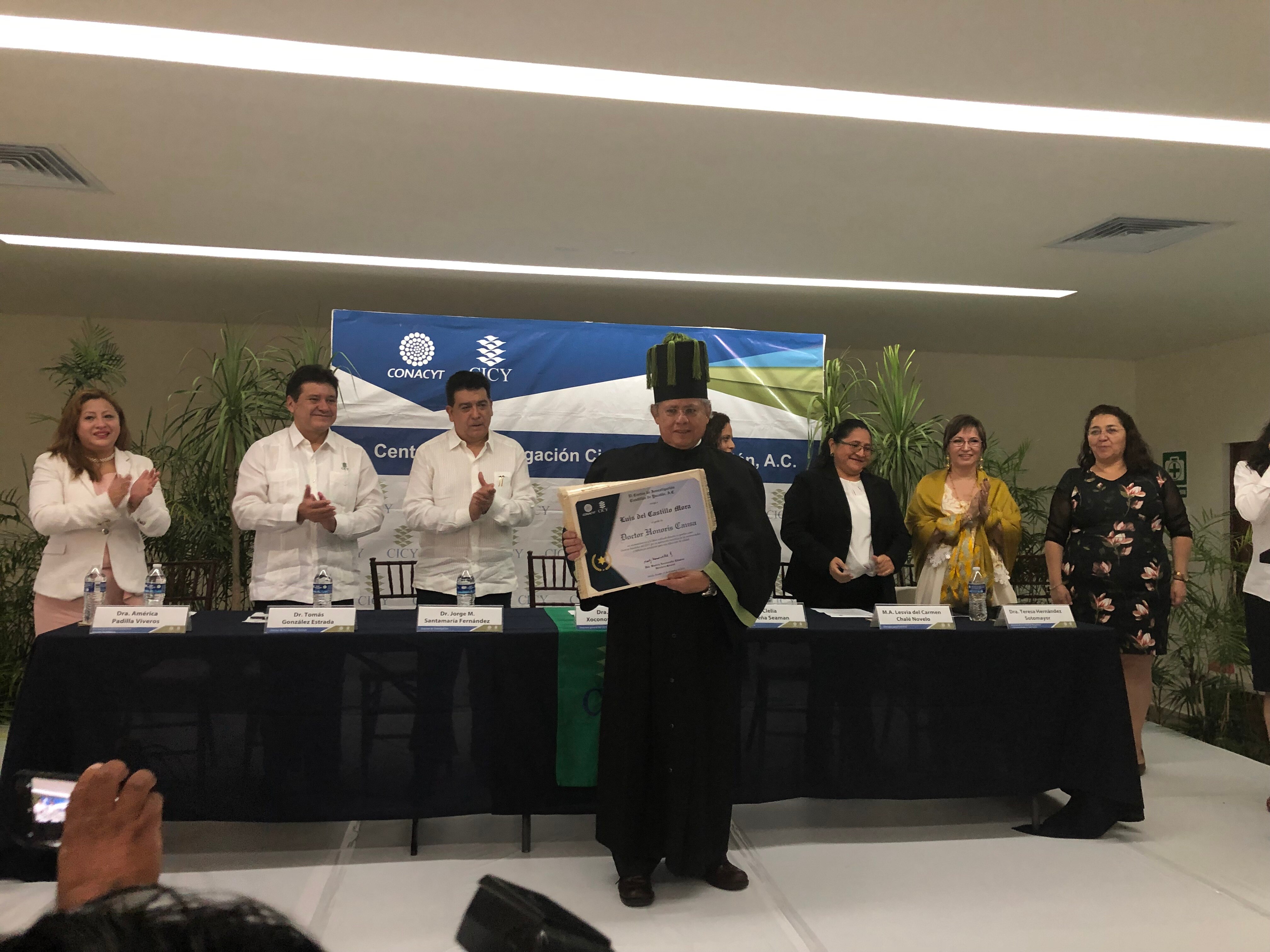 Otorgan Doctorado Honoris Causa al doctor Luis del Castillo