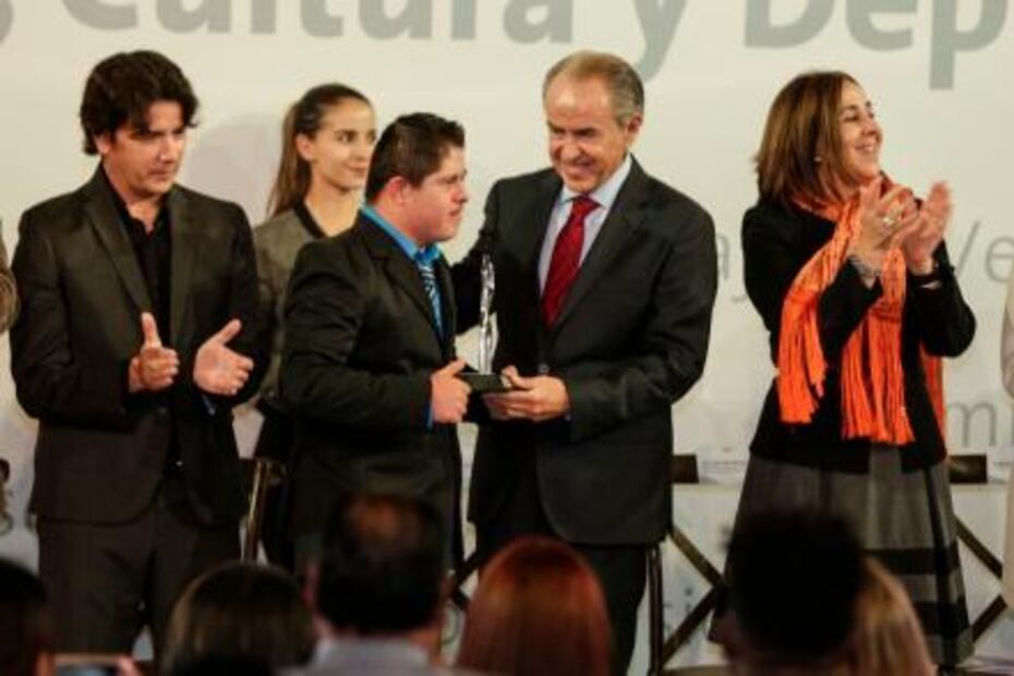 Gobernador entrega premios del certamen 20 de Noviembre de Arte, Cultura y Deporte