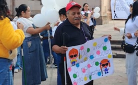 Personas con discapacidad visual recorren el Centro Histórico de SLP para concientizar sobre las líneas podotáctiles