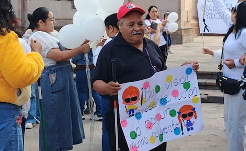 Personas con discapacidad visual recorren el Centro Histórico de SLP para concientizar sobre las líneas podotáctiles