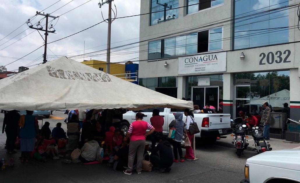 Manifestantes bloquean Himno Nacional