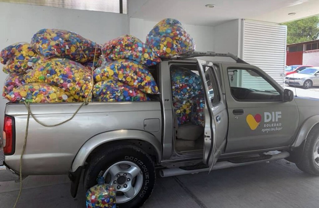 DIF de Soledad entrega 300 kg de tapas plásticas para apoyar tratamiento de cáncer en niños