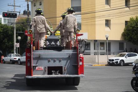 Da su último recorrido Carlos Abad, bombero potosino fallecido en servicio