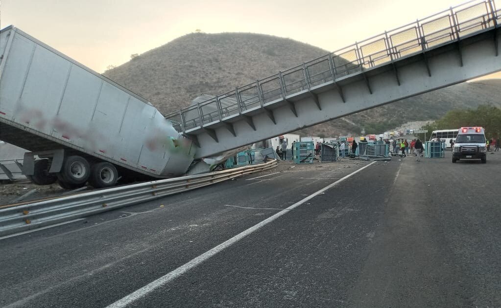 “Nos preocupó pasar por debajo de lo que quedó de puente en carretera 57”