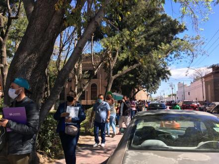 Docentes rezagados forman largas filas para recibir vacuna antiCovid en San Luis Potosí 