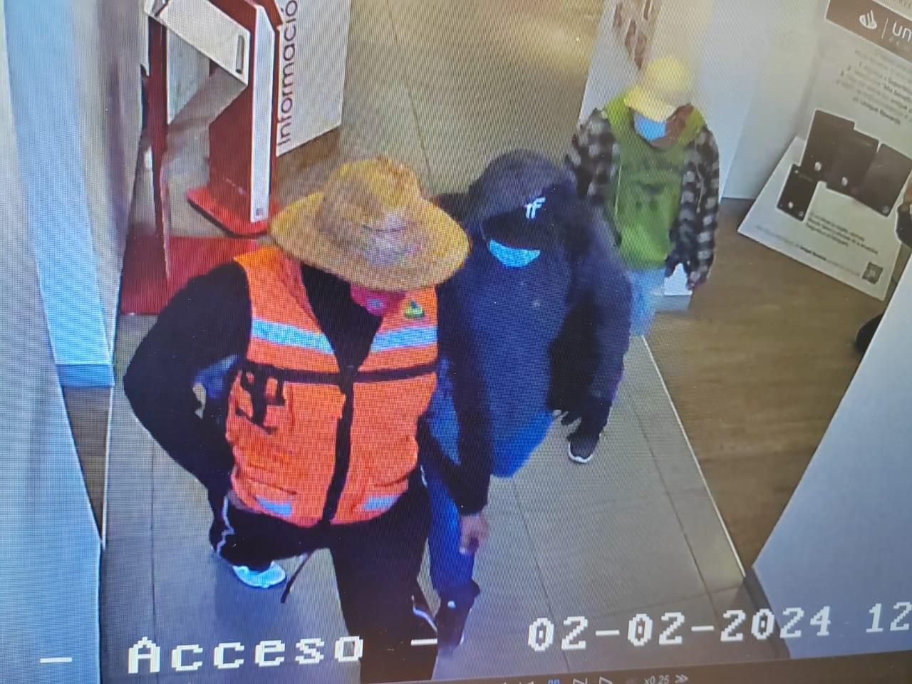 Sujetos encapuchados intentan robar banco en avenida Carranza de SLP. Foto: Especial