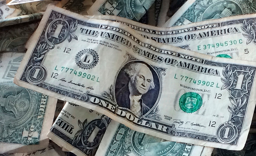 Captan "lluvia de billetes" en carretera de Atlanta