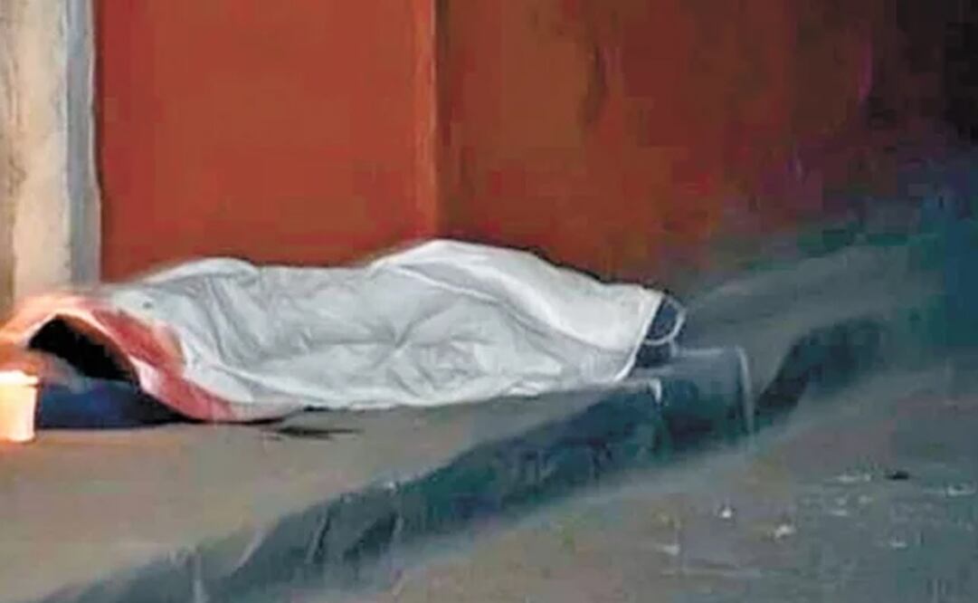 El cuerpo de una de las víctimas quedó tendido sobre una banqueta, y los de dos más en el interior de un inmueble. Foto/ESPECIAL