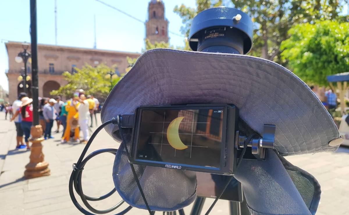 Desde las 11 de la mañana de este lunes 8 de abril, potosinas y potosinos se dieron cita en Plaza de Armas. Foto: Regina Arellano