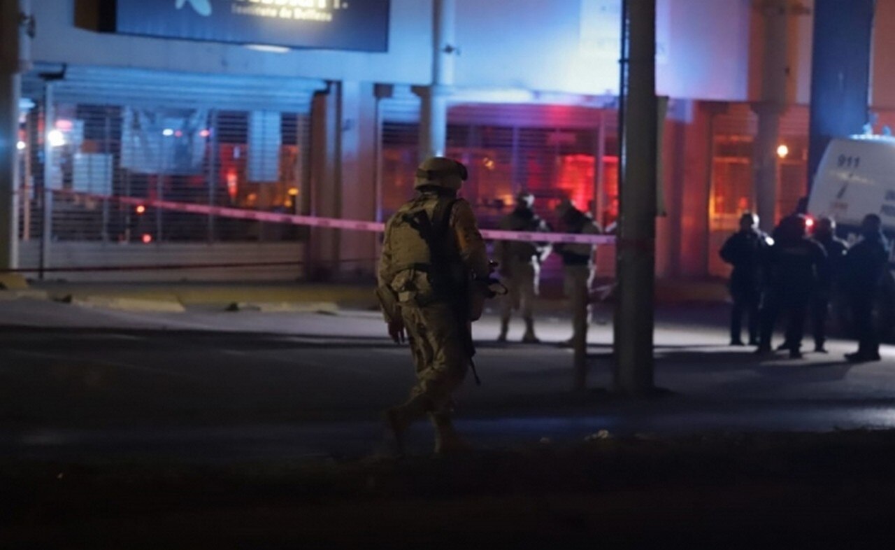 Elementos de la Sedena acudieron a un local habilitado como casa de cambio. Foto: Cortesía