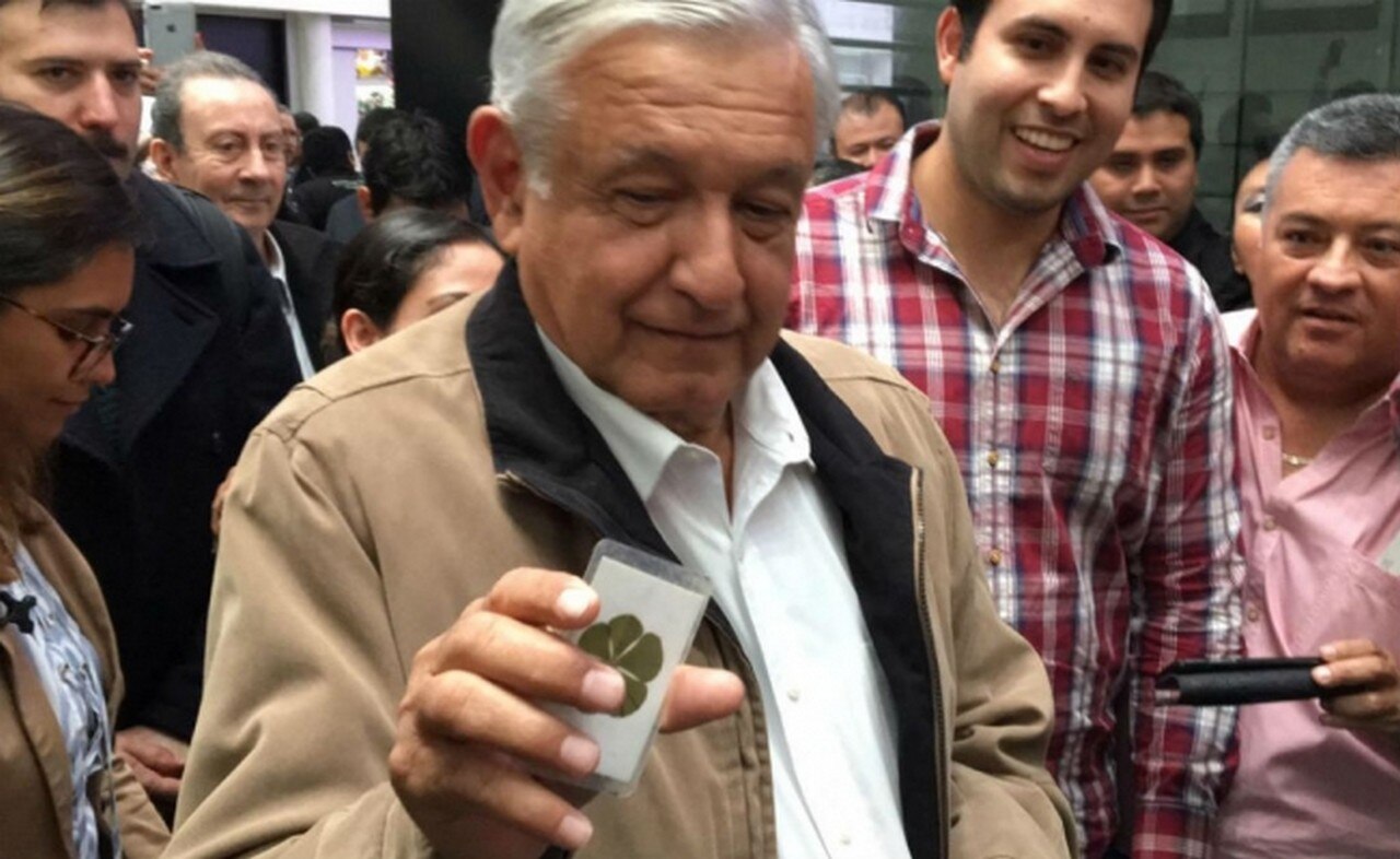 AMLO muestra amuletos de la suerte previo a visitar tierra de “El Chapo”